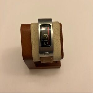 Garmin Vivofit 2, New Batteries, syncs well, leather band